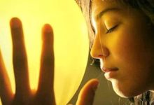 感悟生活：活着不是靠泪水博得同情，而是靠汗水赢得掌声|搜美文(汇聚美文)-美文摘抄